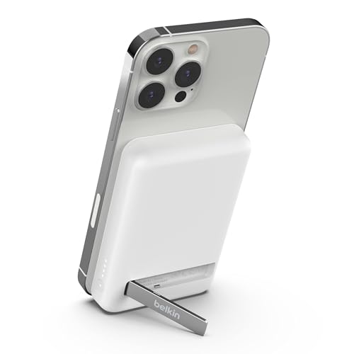 Belkin magnetische 5000-mAh-Powerbank, externer Handy-Akku, kompatibel mit MagSafe, mit Passthrough-Ladefunktion und Ständer, 7,5 W Ausgang, 10 W Eingang, kompatibel mit iPhone 16, 15, 14 – Weiß