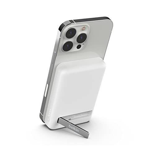 Belkin magnetische 5000-mAh-Powerbank, externer Handy-Akku, kompatibel mit MagSafe, mit Passthrough-Ladefunktion und Ständer, 7,5 W Ausgang, 10 W Eingang, kompatibel mit iPhone 15, 14, 13 – Weiß
