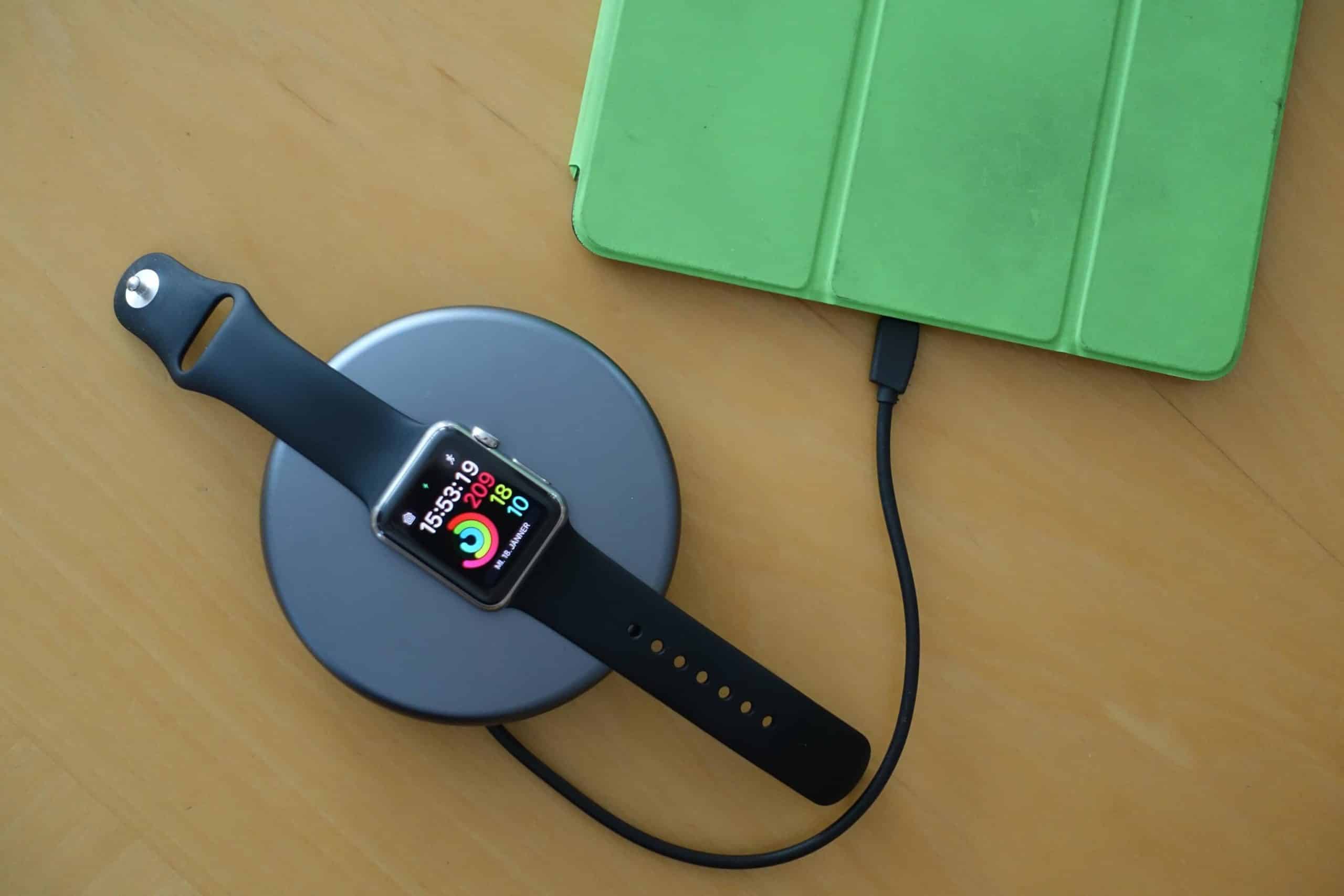 Apple Watch und iPad am Laden