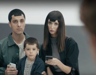 Neue Samsung Werbung „toppt alles“: Apple Nutzer mit Notch Frisur, Kind mit herausfallenden AirPods