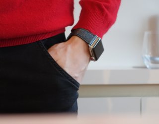 Verrückt, aber nachhaltig: „Vegan&Smart“ aus Augsburg baut jetzt Apple-Watch-Armbänder aus Kokosnuss