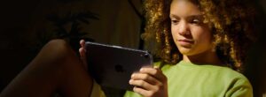 Apple zum Safer Internet Day 2023: So werden Kinder im Netz geschützt Apple zum Safer Internet Day 2023: So werden Kinder im Netz geschützt