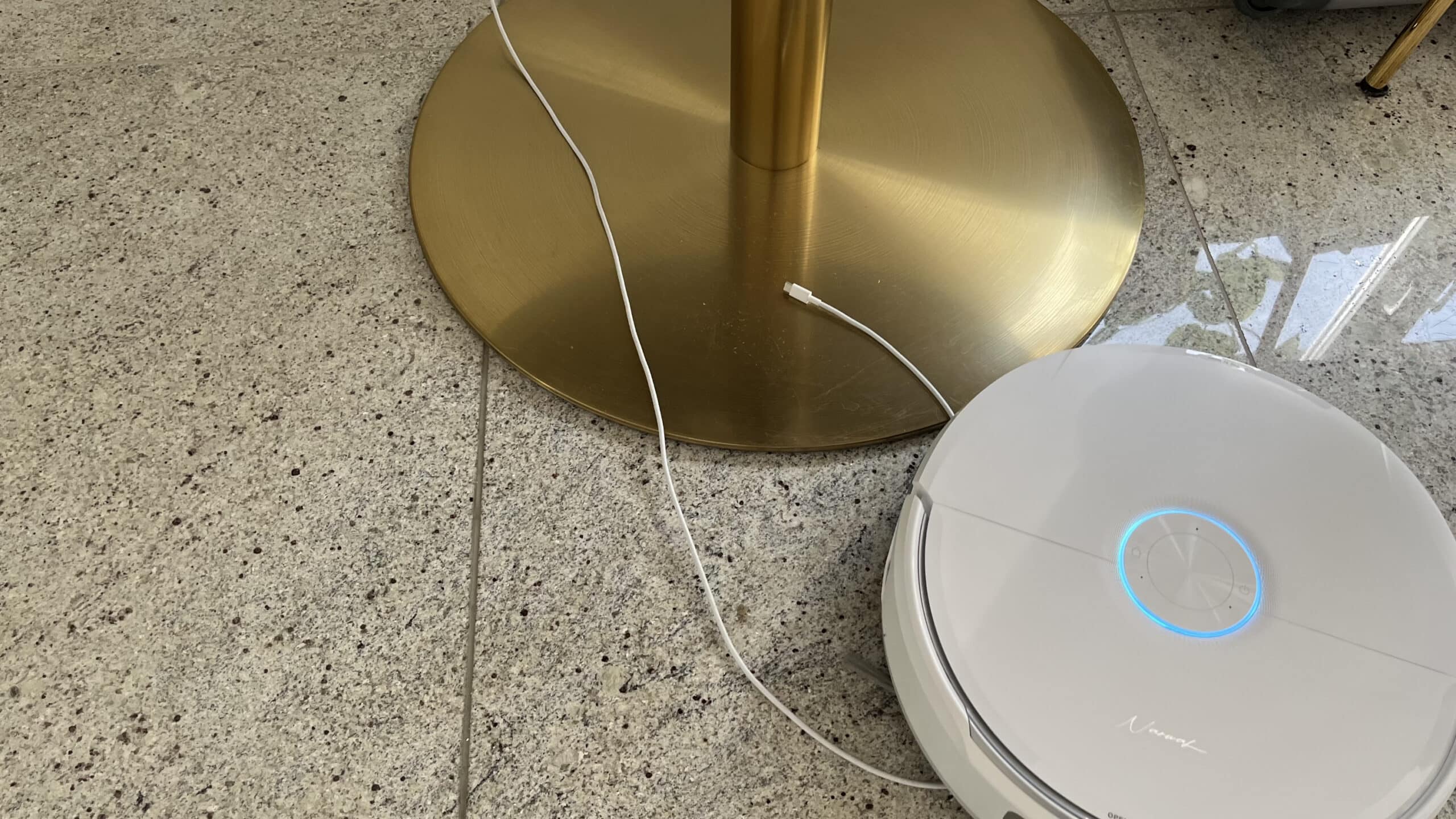 Der hungrige Narwal Flow vergreift sich am Ladekabel.